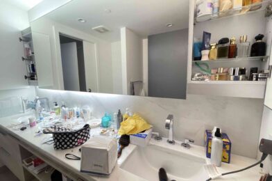 5 things professional organizers notice when they walk into a messy bathroom