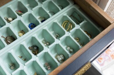 13 ways to organize your jewelry drawer once and for all